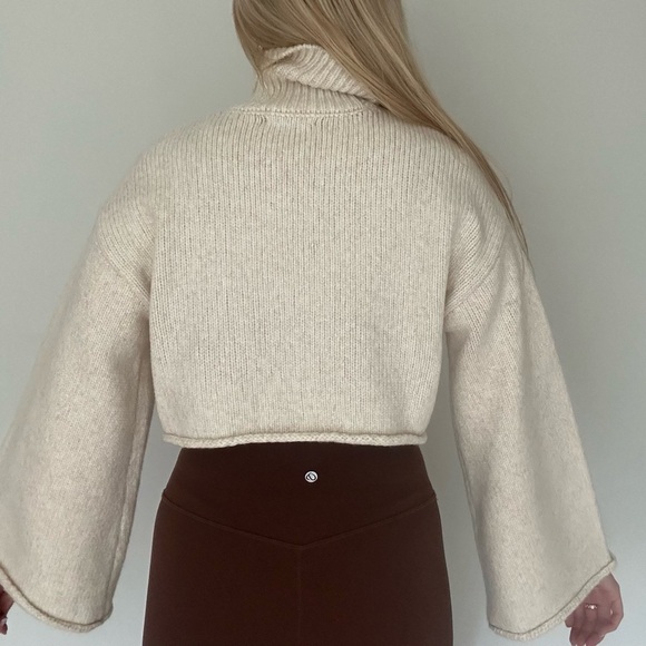 FOREVER 21 | CROPPED TURTLENECK WITH BELL SLEEVES | CREAM - Picture 3 of 3